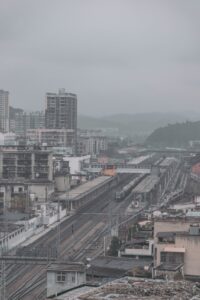 Kaunas ant bėgių ir geležinkelių plėtros poveikis miesto transporto tinklui